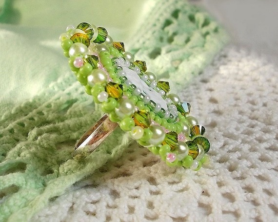 Anello Anisse ricamato con un ritratto di donna in resina cabochon con rose e cristalli Swarovski
