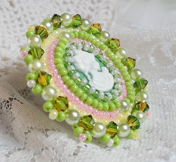 Anello Anisse ricamato con un ritratto di donna in resina cabochon con rose e cristalli Swarovski