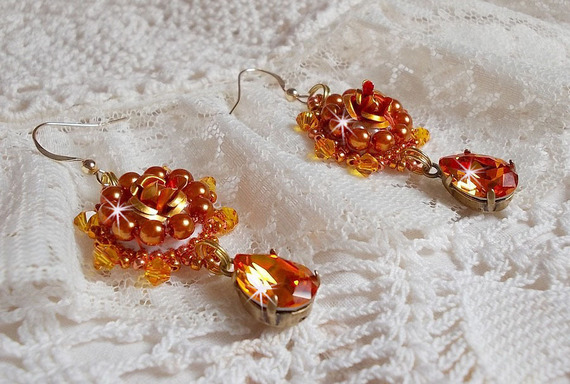 BO Lady in Orange ricamato con cristalli Swarovski Tangerine, perline di semi e perline di vetro bohémien