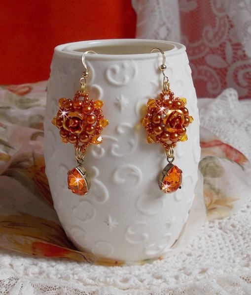 BO Lady in Orange ricamato con cristalli Swarovski Tangerine, perline di semi e perline di vetro bohémien