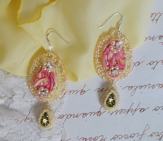 BO Les Délices de l'Eté brodées avecdes strass sur un ruban de soie Shibori jaune et rose, des rocailles et des crochets d'oreilles en argent 925/1000