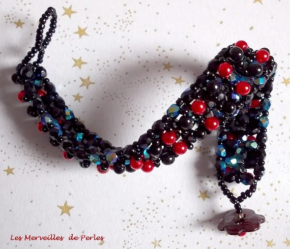 Bracciale di velluto nero e rosso con sfaccettature e perle di vetro perlato