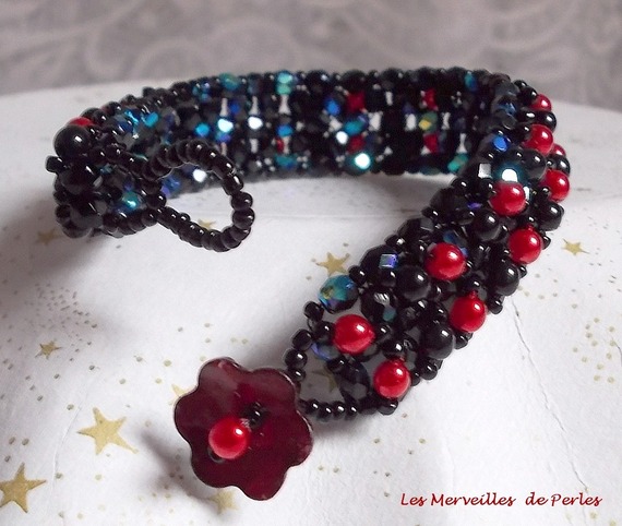 Bracciale di velluto nero e rosso con sfaccettature e perle di vetro perlato