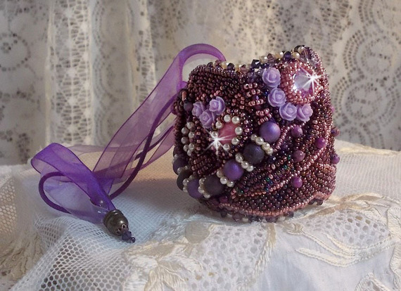 Bracciale cinese in pietra viola ricamato con pietre fini: Sugilites, cristalli Swarovski, perline e nastro di organza viola.