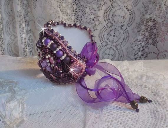 Bracciale cinese in pietra viola ricamato con pietre fini: Sugilites, cristalli Swarovski, perline e nastro di organza viola.