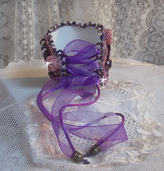 Bracciale cinese in pietra viola ricamato con pietre fini: Sugilites, cristalli Swarovski, perline e nastro di organza viola.