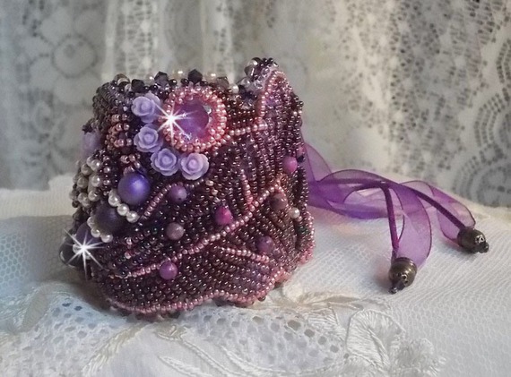 Bracciale cinese in pietra viola ricamato con pietre fini: Sugilites, cristalli Swarovski, perline e nastro di organza viola.