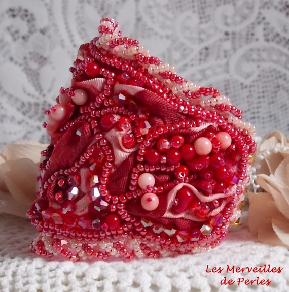 Bracciale Coralie ricamato con corallo rosso, rosa chiaro e perle di semi