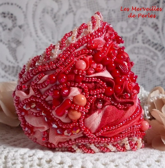 Bracciale Coralie ricamato con corallo rosso, rosa chiaro e perle di semi