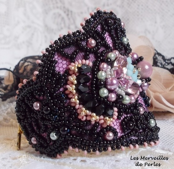 Bracciale marquise ricamato con cristalli Swarovski, pizzo nero antico del 1950, perle d'acqua dolce e semi di perle