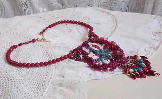 Collana Enchantement d'Automne ricamata con perle Bordeaux, pizzi, perle varie e perline