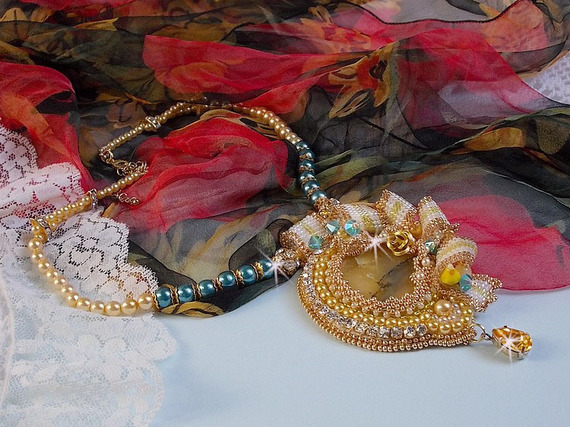 Pendente Haute-Couture Sunflower Gold ricamato con perline placcate oro 24 carati, opale del Madagascar e cristalli Swarovski.