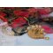 Pendente Haute-Couture Sunflower Gold ricamato con perline placcate oro 24 carati, opale del Madagascar e cristalli Swarovski.