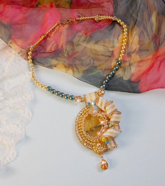 Pendente Haute-Couture Sunflower Gold ricamato con perline placcate oro 24 carati, opale del Madagascar e cristalli Swarovski.