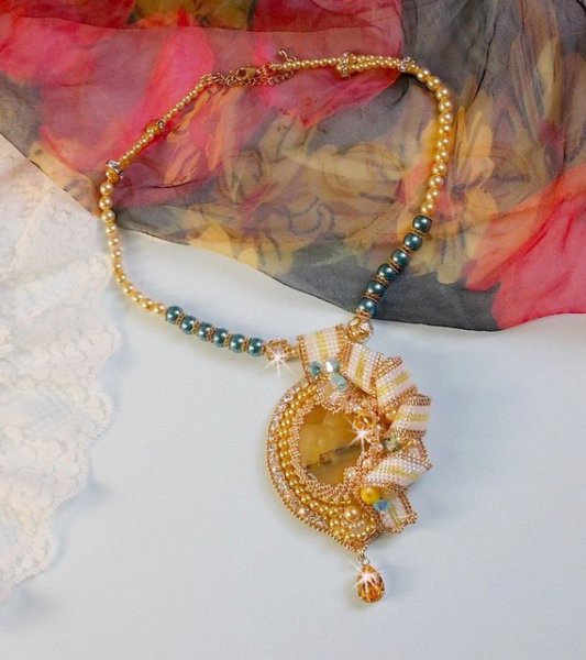 Pendente Haute-Couture Sunflower Gold ricamato con perline placcate oro 24 carati, opale del Madagascar e cristalli Swarovski.