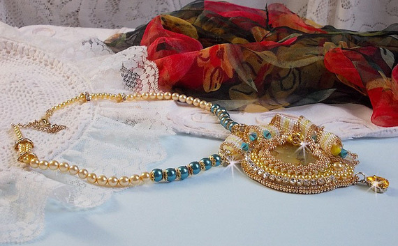Pendente Haute-Couture Sunflower Gold ricamato con perline placcate oro 24 carati, opale del Madagascar e cristalli Swarovski.