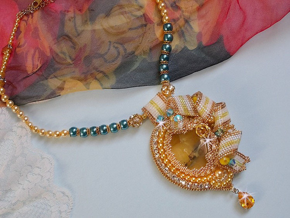 Pendente Haute-Couture Sunflower Gold ricamato con perline placcate oro 24 carati, opale del Madagascar e cristalli Swarovski.
