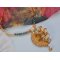 Pendente Haute-Couture Sunflower Gold ricamato con perline placcate oro 24 carati, opale del Madagascar e cristalli Swarovski.