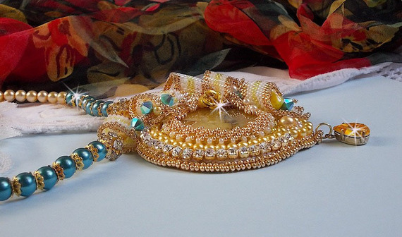 Pendente Haute-Couture Sunflower Gold ricamato con perline placcate oro 24 carati, opale del Madagascar e cristalli Swarovski.