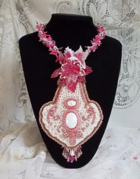 Collana di gigli rosa con gemma Howlite bianca, perline, pizzo e perline varie Stile Alta Moda