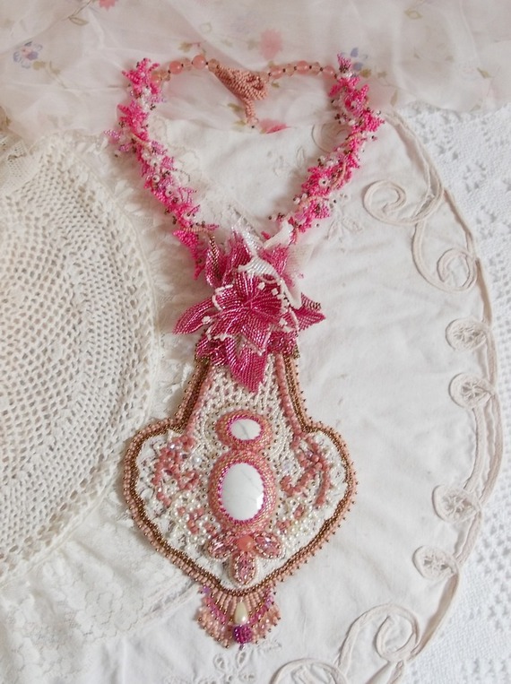 Collana di gigli rosa con gemma Howlite bianca, perline, pizzo e perline varie Stile Alta Moda