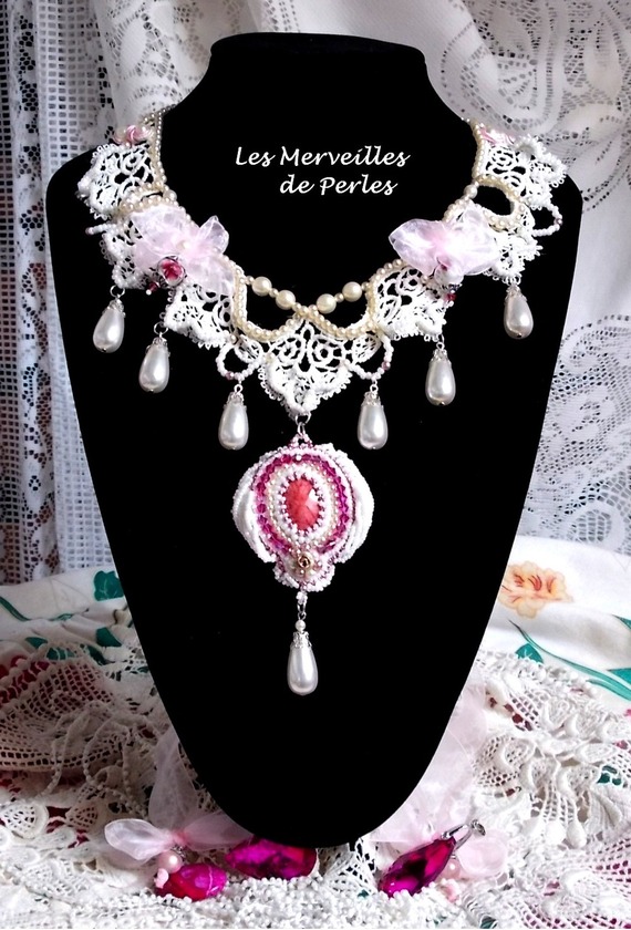 Collana Valmont ricamata in stile vittoriano con pizzo avorio, perle e cristalli Swarovski