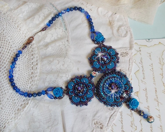 Collana Royal Blue Roses con cristalli Swarovski e perle di seme