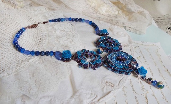 Collana Royal Blue Roses con cristalli Swarovski e perle di seme