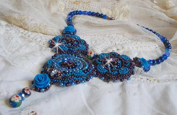 Collana Royal Blue Roses con cristalli Swarovski e perle di seme