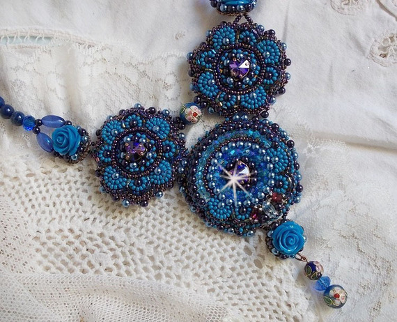 Collana Royal Blue Roses con cristalli Swarovski e perle di seme