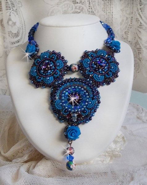 Collana Royal Blue Roses con cristalli Swarovski e perle di seme