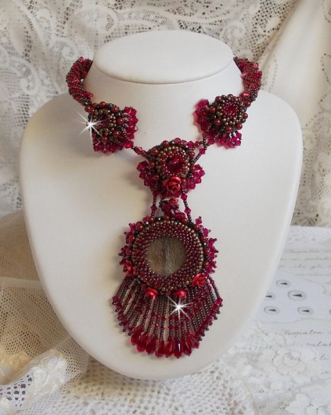 Collana Rubby One ricamata con cristalli Swarovski e un cabochon in ceramica