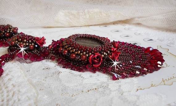 Collana Rubby One ricamata con cristalli Swarovski e un cabochon in ceramica