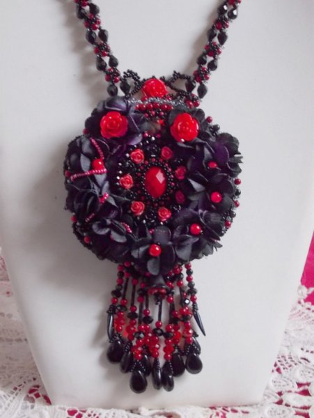 Collana Midnight in Paris ricamata con cristalli Swarovski, rose in resina, perline e pugnali neri