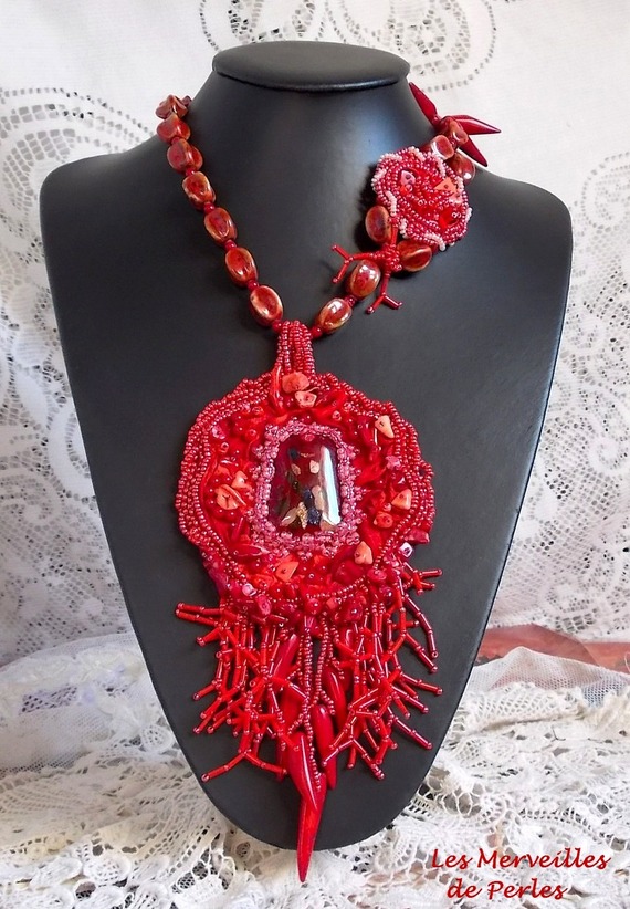 Collana con ciondolo Coralie, ricamata con abbondanti pietre semipreziose.