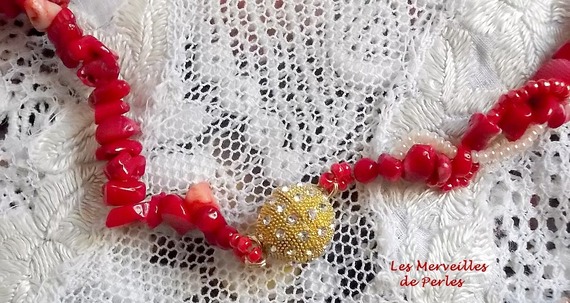 Collana con ciondolo Coralie, ricamata con abbondanti pietre semipreziose.