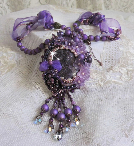 Collana cinese con ciondolo in pietra viola e pietre di Sugilite