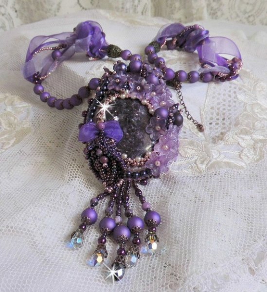 Collana cinese con ciondolo in pietra viola e pietre di Sugilite