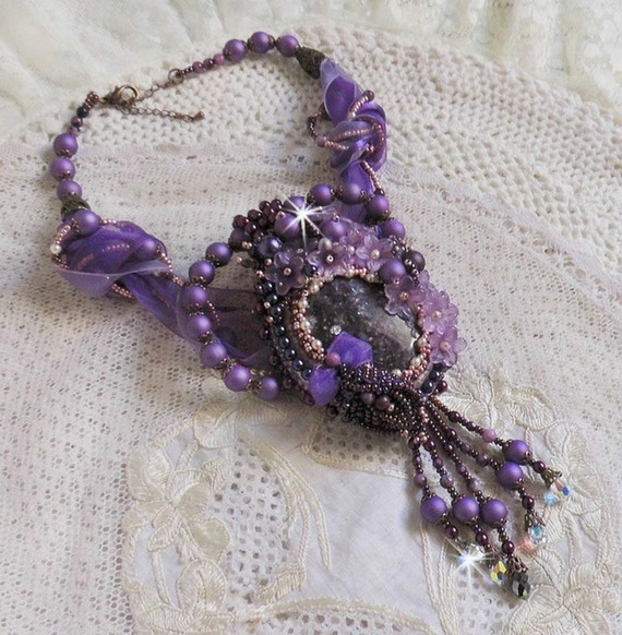 Collana cinese con ciondolo in pietra viola e pietre di Sugilite