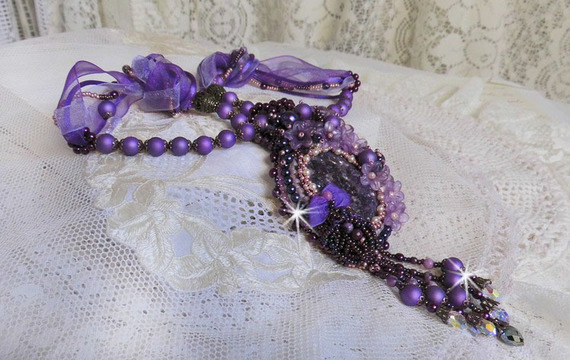 Collana cinese con ciondolo in pietra viola e pietre di Sugilite