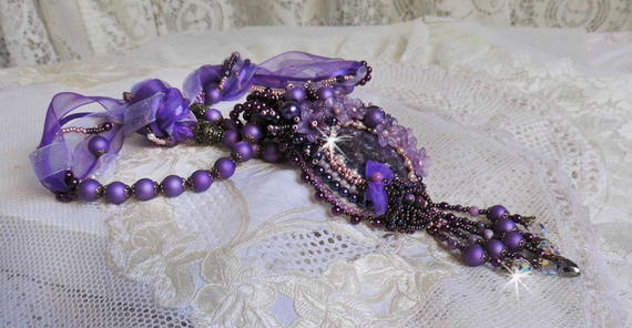 Collana cinese con ciondolo in pietra viola e pietre di Sugilite