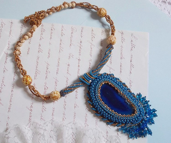 Collana con ciondolo Corsica ricamato con agata blu zaffiro e perline beige