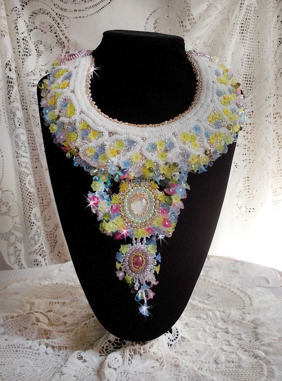 Collana Envolée Fleurie, fiori di lucite, perle e perline ricamate in stile Haute-Couture