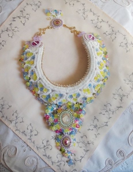 Collana Envolée Fleurie, fiori di lucite, perle e perline ricamate in stile Haute-Couture