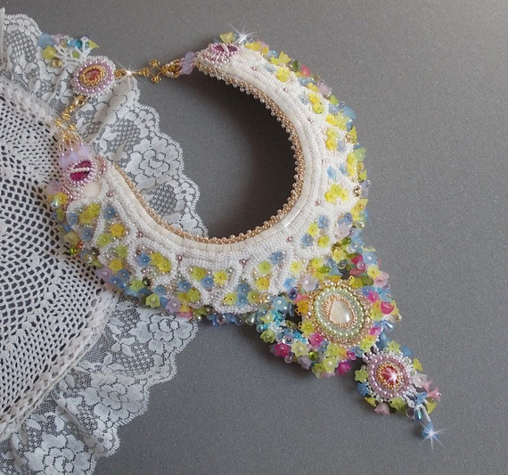 Collana Envolée Fleurie, fiori di lucite, perle e perline ricamate in stile Haute-Couture