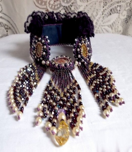 Collier plastron Les Merveilles D'Antan, inspiration belle époque avec une dentelle violette et de très belles perles brodé façon Haute-Couture.