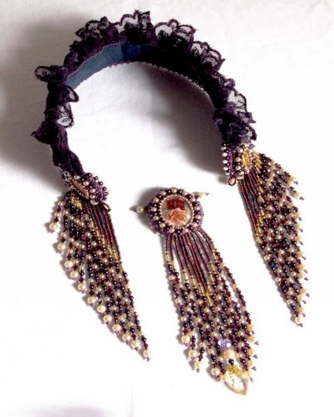 Collier plastron Les Merveilles D'Antan, inspiration belle époque avec une dentelle violette et de très belles perles brodé façon Haute-Couture.