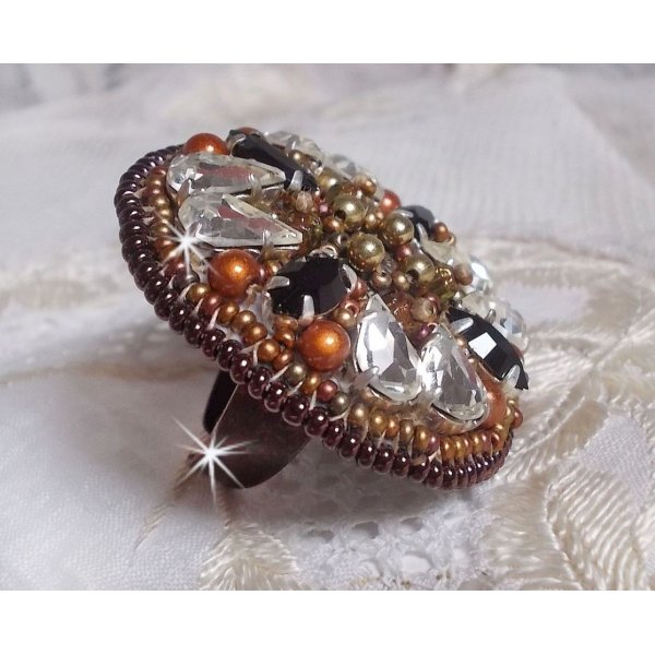 Anello Romance d'ambra ricamato con cristalli Swarovski e perle magiche nere e semi di perline