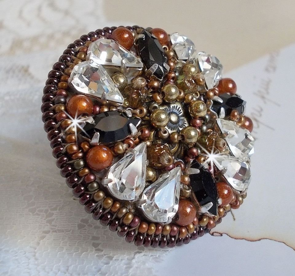 Anello Romance d'ambra ricamato con cristalli Swarovski e perle magiche nere e semi di perline