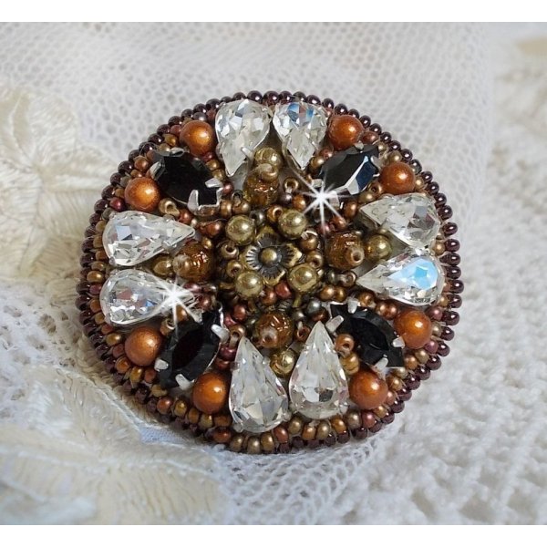 Anello Romance d'ambra ricamato con cristalli Swarovski e perle magiche nere e semi di perline